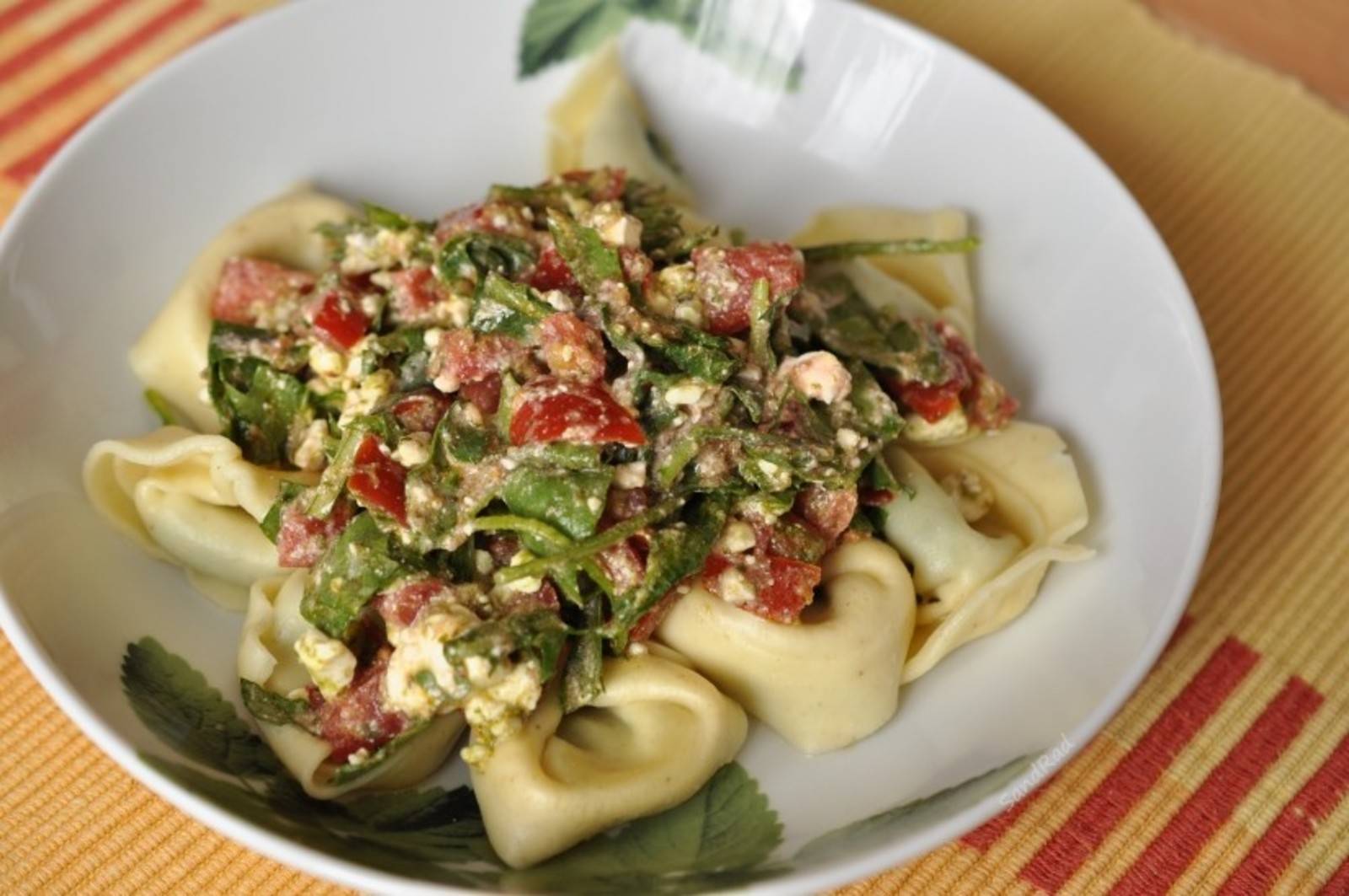 Rucola-Tomaten mit Feta für Pasta