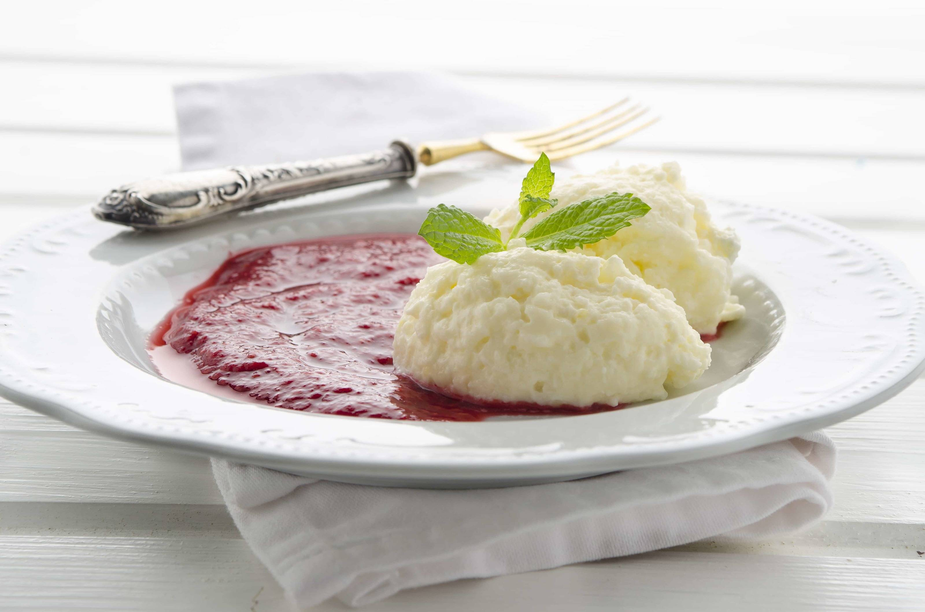 Joghurtnockerl mit Beerenpüree Rezept