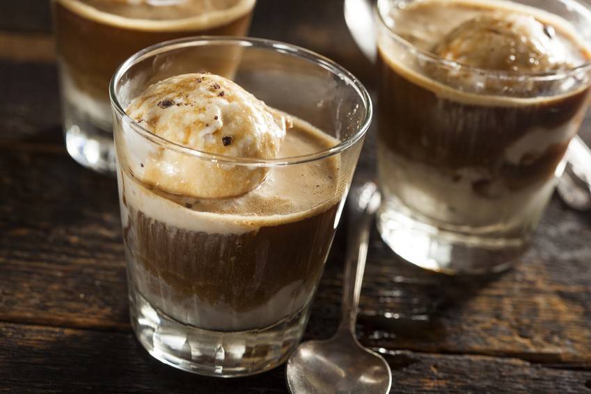 Affogato al caffè: Italienisches Espresso-Dessert mit Vanilleeis