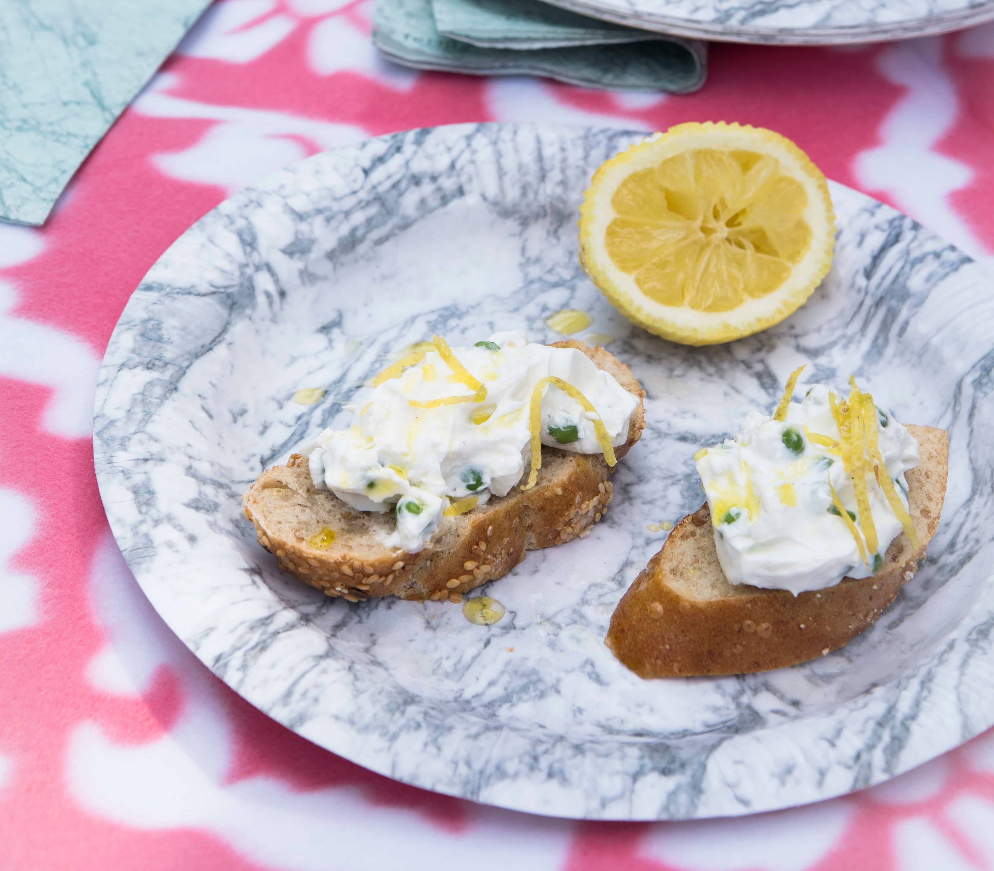 Crostini mit Ziegenkäse und Erbsen Rezept