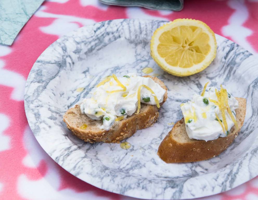 Sommerliche Crostini mit Ziegenfrischkäse Sommerliche Crostini mit Ziegenfrischkäse