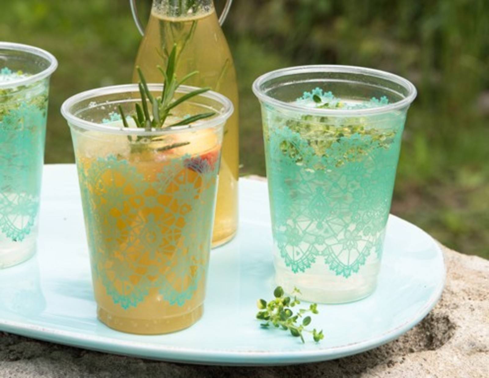 Pfirsich-Rosmarin-Cocktail Pfirsich-Rosmarin-Cocktail