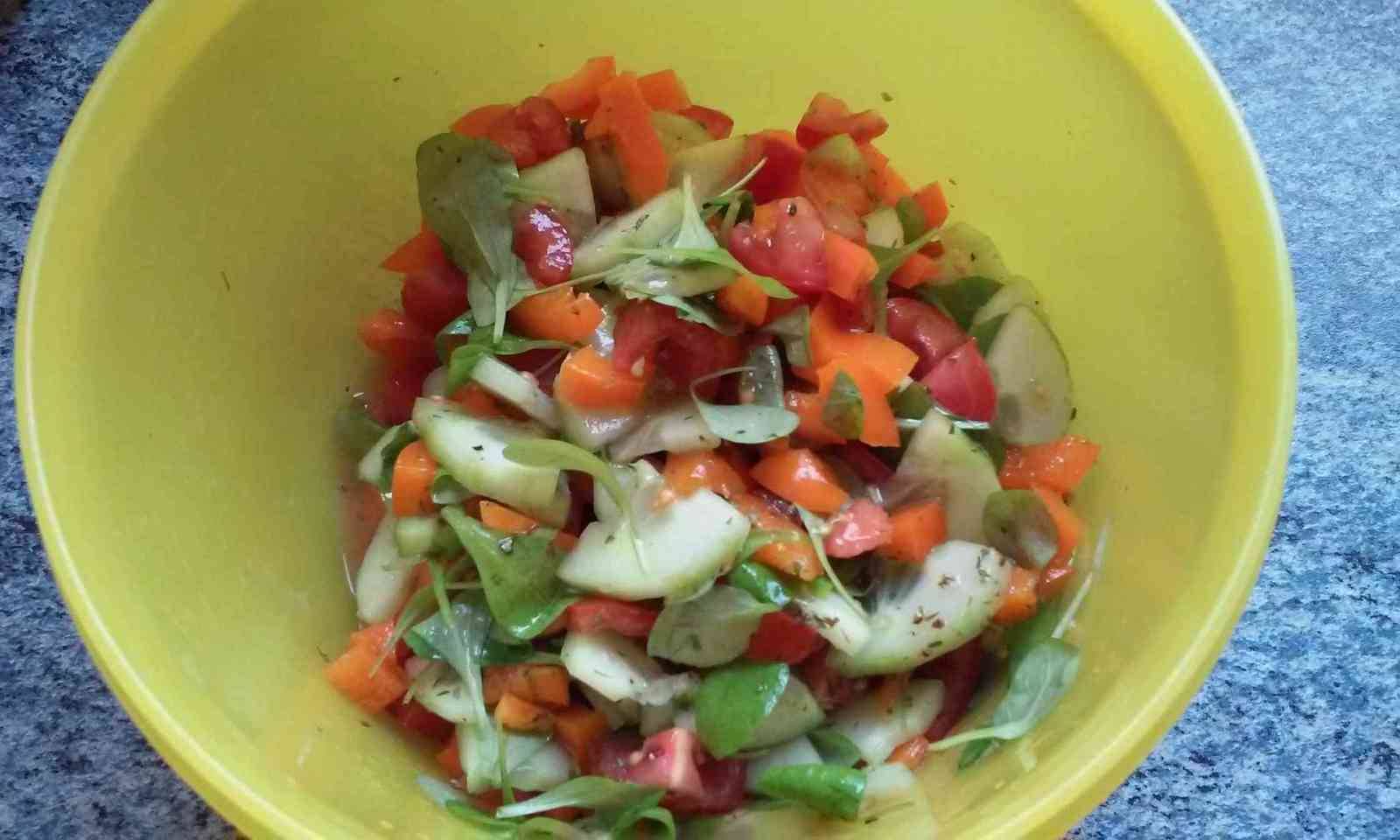 Bunter Frühlingssalat Rezept - ichkoche.de Bunter Frühlingssalat Rezept - ichkoche.de