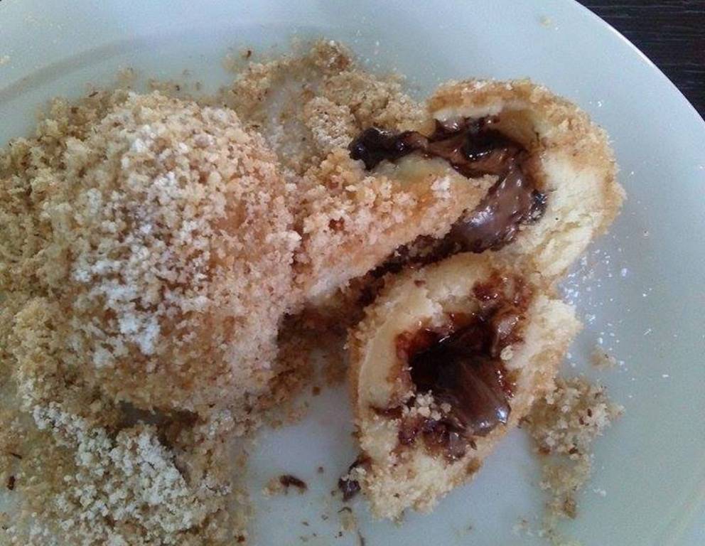 Nougatknödel mit Zimt-Chilibröseln und Kompott Nougatknödel mit Zimt-Chilibröseln und Kompott