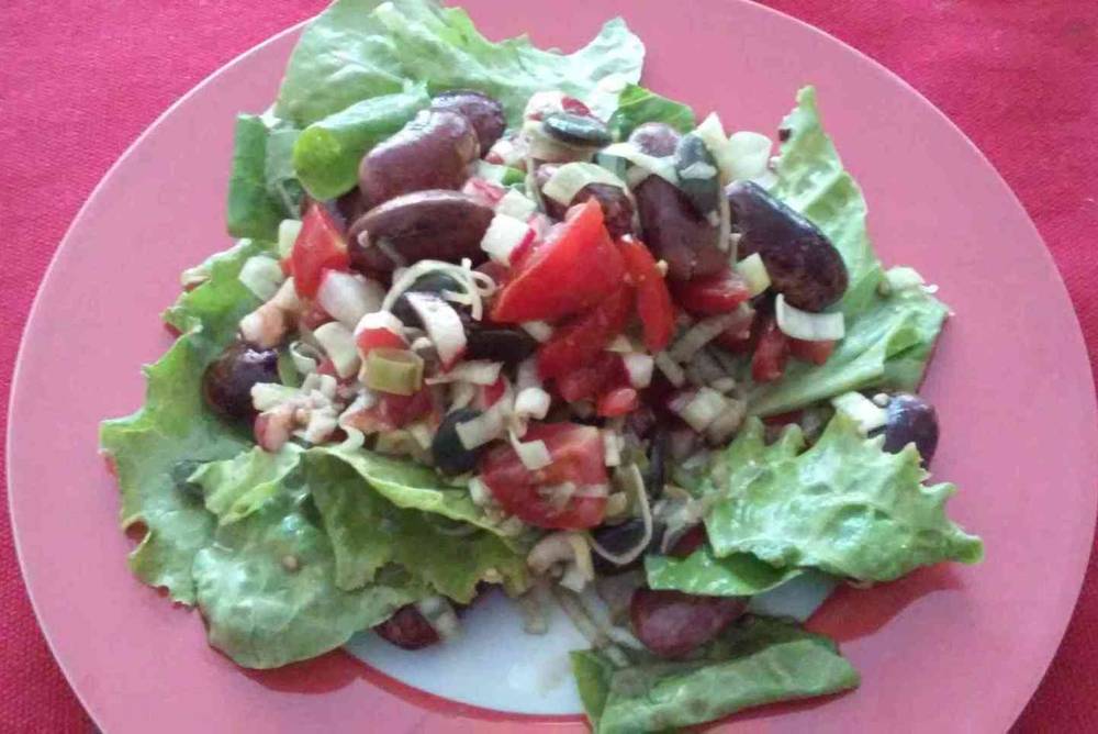 Salat mit Käferbohnen Tomaten und Radieschen Salat mit Käferbohnen Tomaten und Radieschen