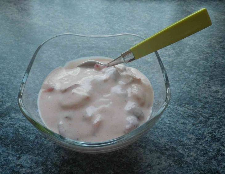 Joghurtcreme mit Erdbeeren und Marillen