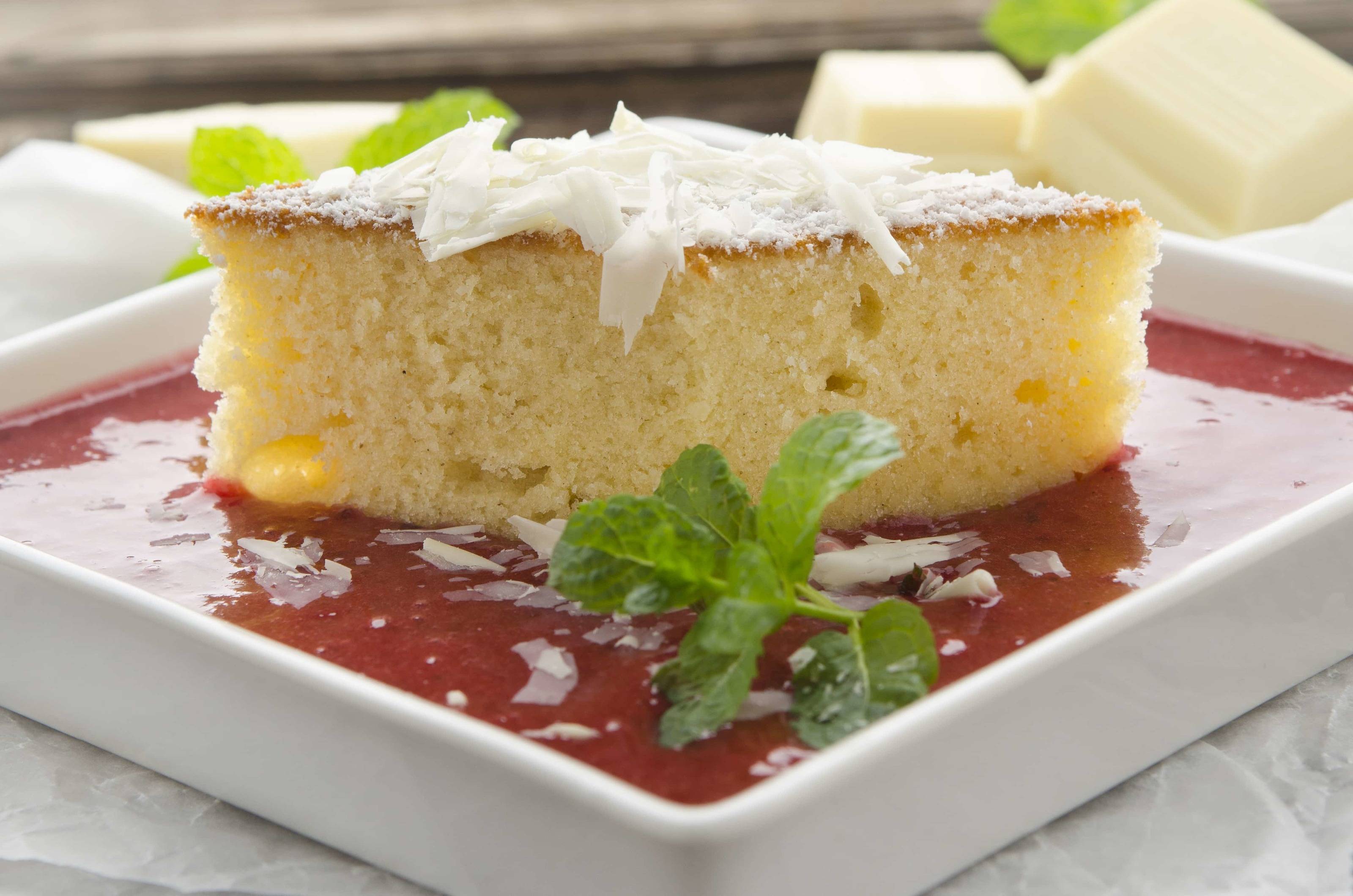 Zwetschkensuppe mit weißem Schokoladekuchen