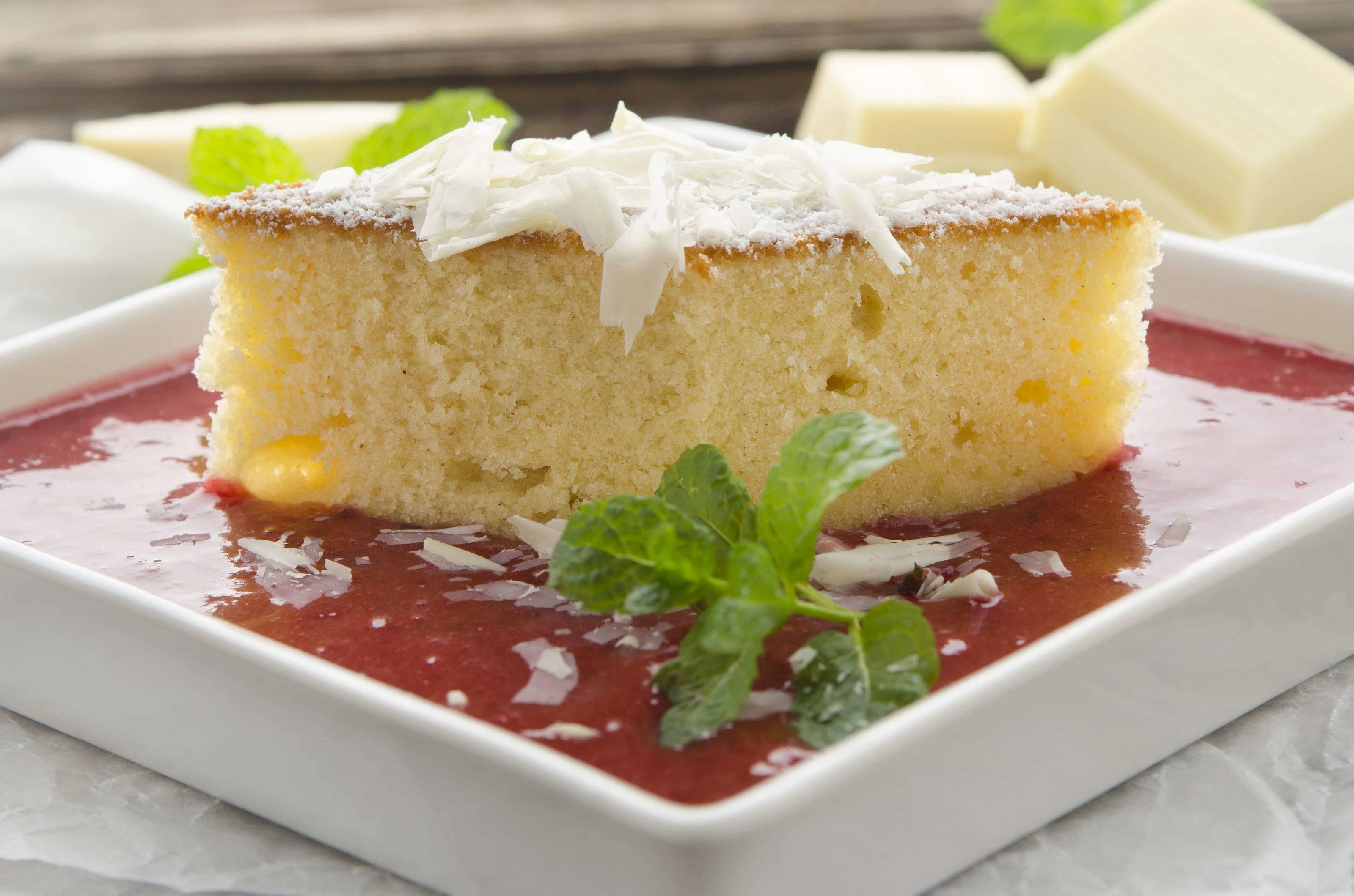Zwetschkensuppe mit weißem Schokoladekuchen Rezept