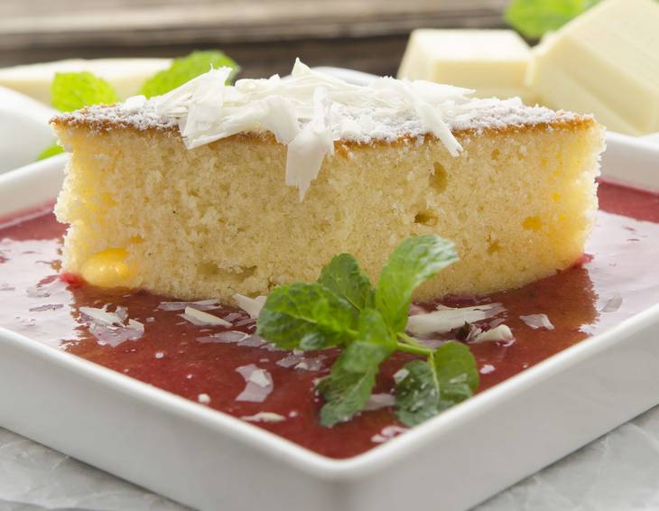 Zwetschkensuppe mit weißem Schokoladekuchen Zwetschkensuppe mit weißem Schokoladekuchen