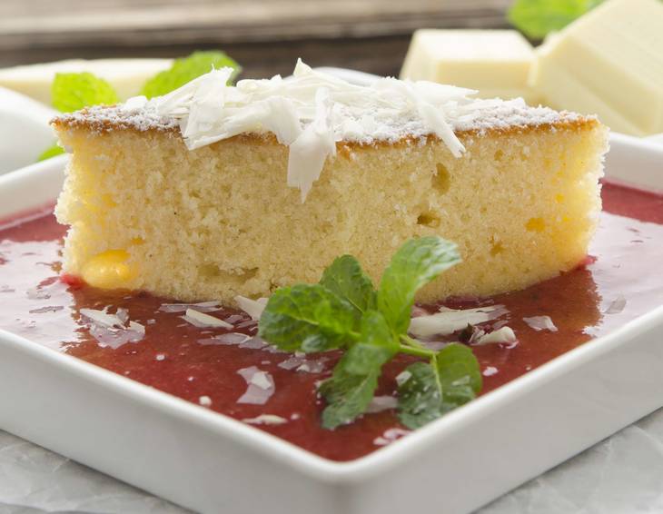 Zwetschkensuppe mit weißem Schokoladekuchen