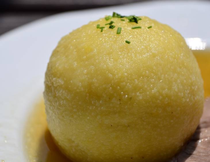 Kartoffelknödel von rohen und gekochten Kartoffeln