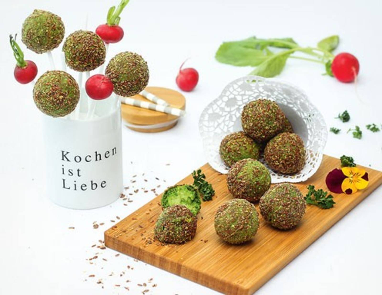 Würzige Cake Pops mit Kräutern und Leinsamen