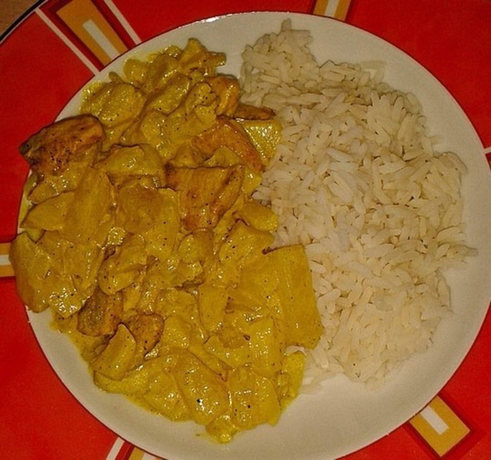 Hühnercurry mit Zwiebeln, Äpfeln und Ananas