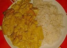 Hühnercurry mit Zwiebeln, Äpfeln und Ananas Hühnercurry mit Zwiebeln, Äpfeln und Ananas