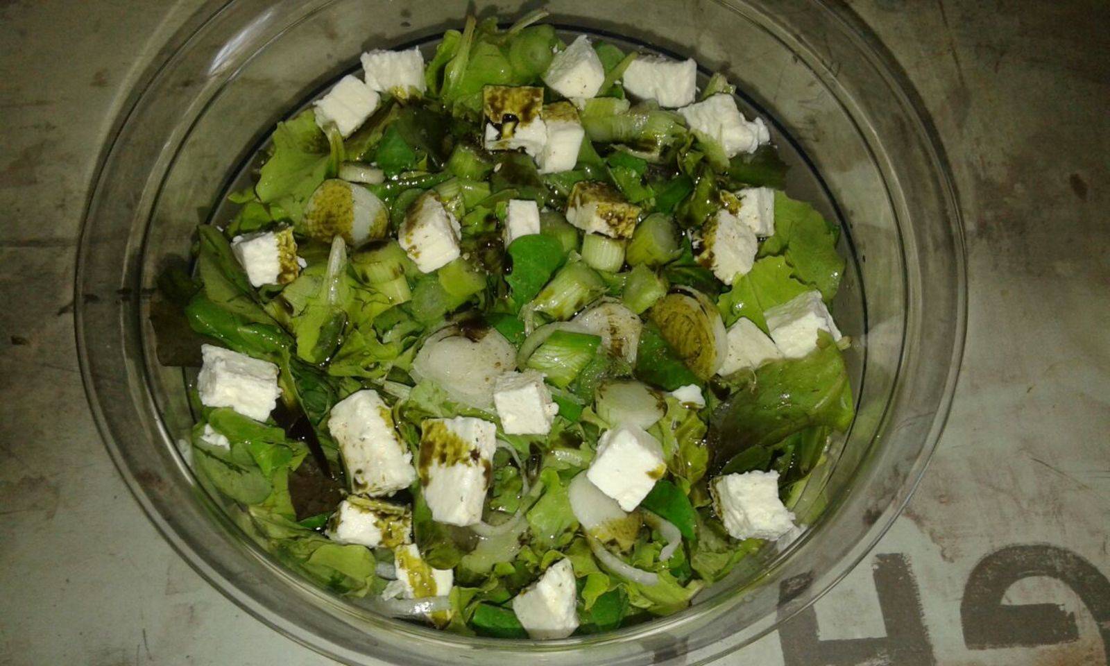 Eisbergsalat mit Schafkäse Rezept - ichkoche.ch