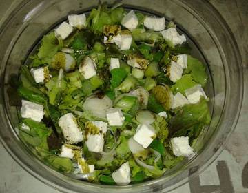 Eisbergsalat mit Schafkäse Eisbergsalat mit Schafkäse