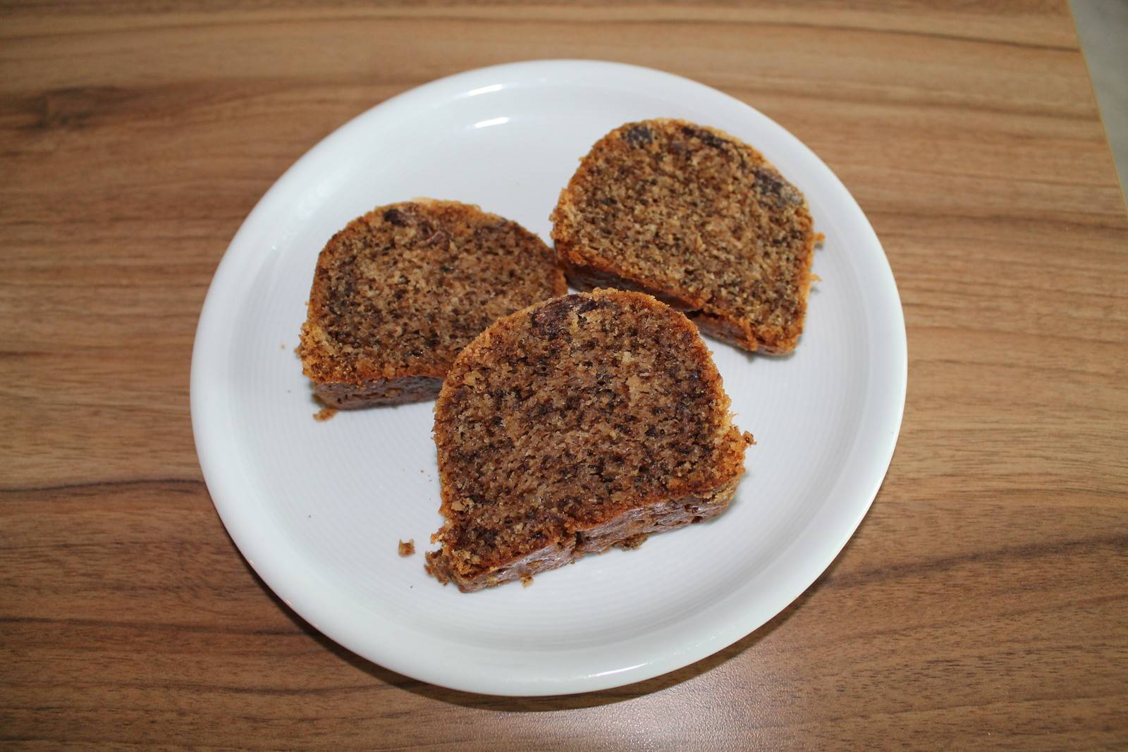 Nusskuchen mit Schokostücken