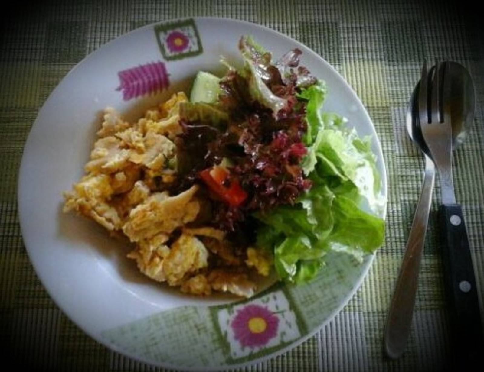 Eiernudeln mit gemischtem Salat