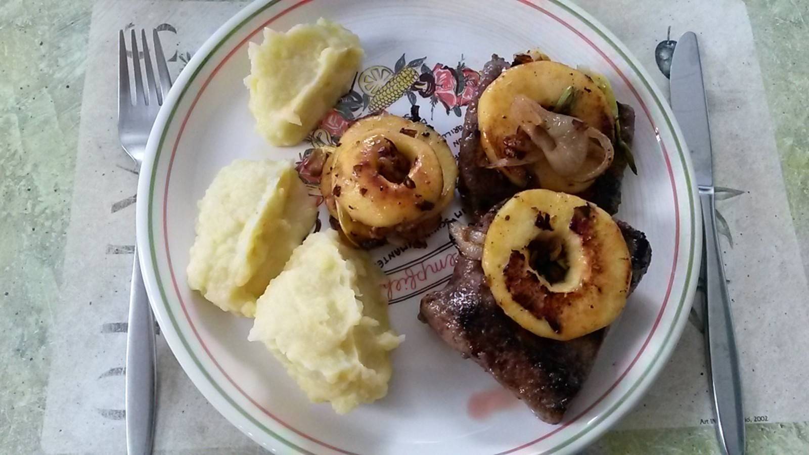 Gebratene Leber mit Äpfeln und Zwiebeln