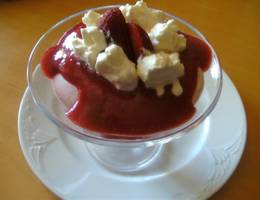 Erdbeercreme mit Kakaokuchen-Resten Erdbeercreme mit Kakaokuchen-Resten