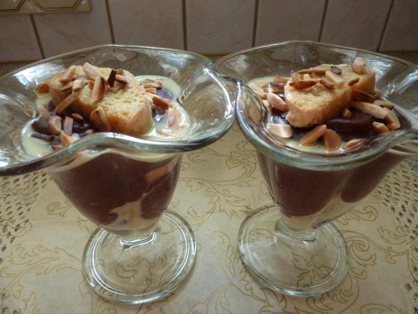 Schokolade-Mandel-Pudding mit Eierlikör-Cantuccini
