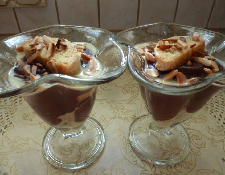 Schokolade-Mandel-Pudding mit Eierlikör-Cantuccini
