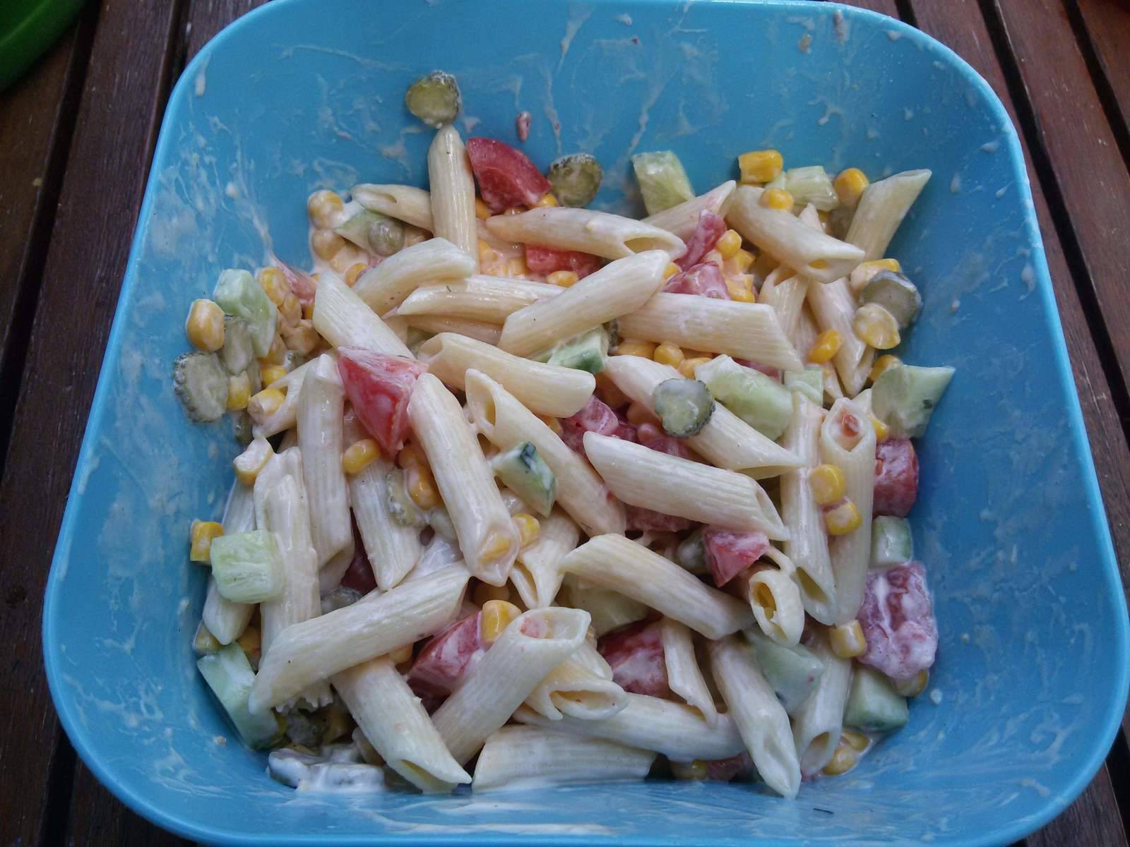 Schneller klassischer Nudelsalat