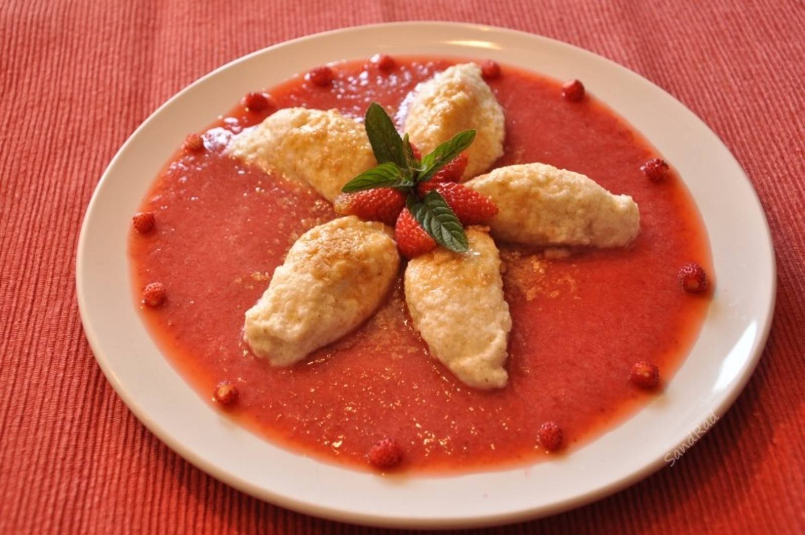 Topfennocken auf Erdbeerspiegel Rezept - ichkoche.de