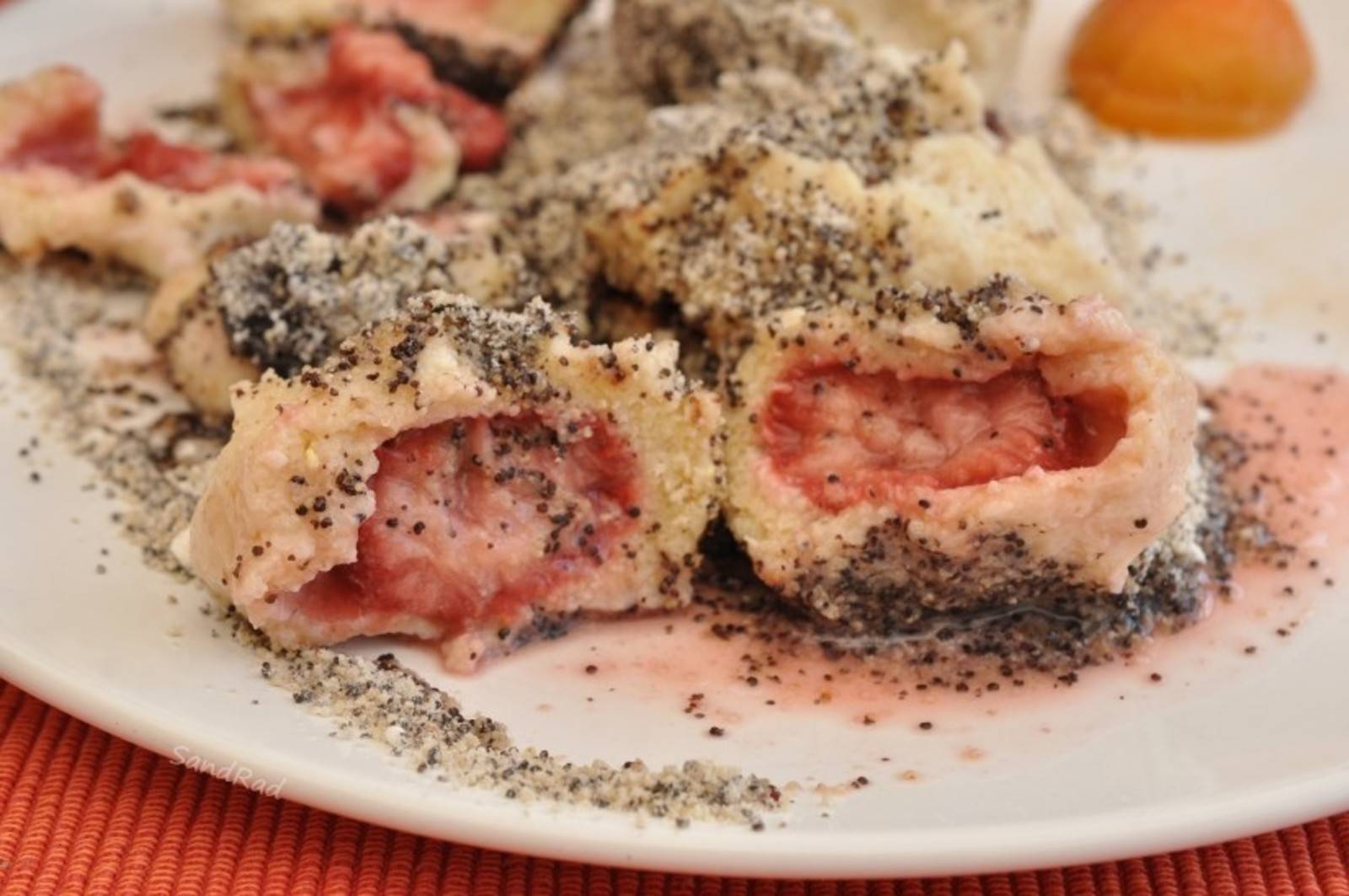 Erdbeerknödel mit Mohn Rezept - ichkoche.de