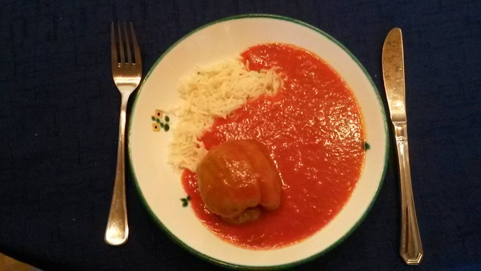 Paradeissauce mit gefüllten Paprika