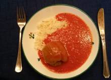 Paradeissauce mit gefüllten Paprika Paradeissauce mit gefüllten Paprika