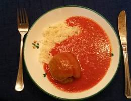 Paradeissauce mit gefüllten Paprika