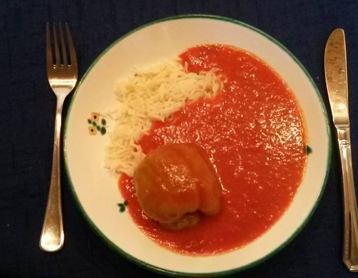 Paradeissauce mit gefüllten Paprika