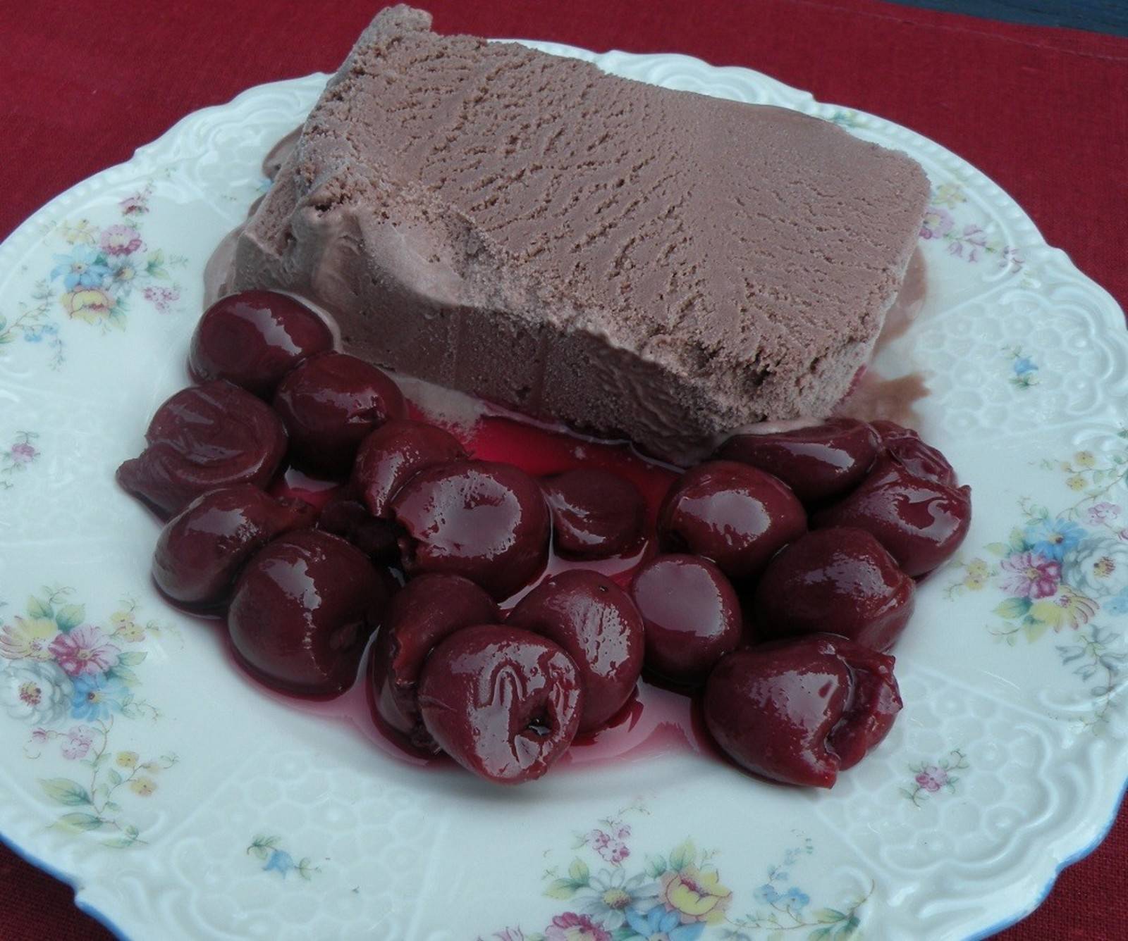 Schoko-Zimteis mit Kirschkompott Rezept - ichkoche.ch Schoko-Zimteis mit Kirschkompott Rezept - ichkoche.ch