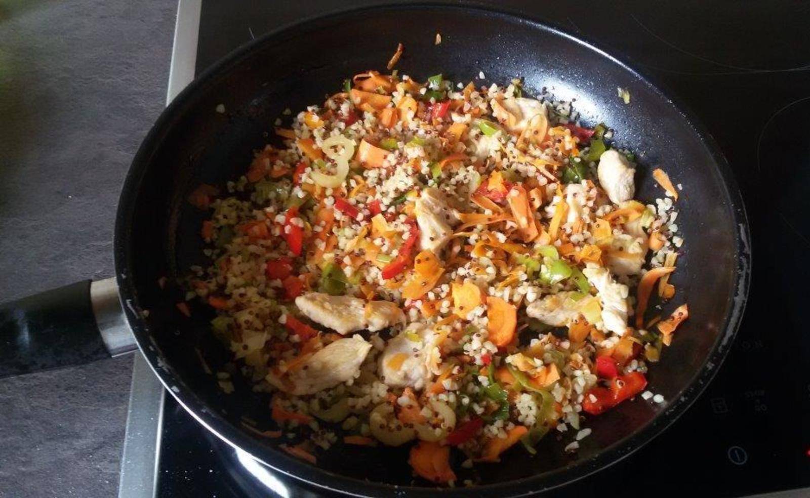 Gemüsepfanne mit Quinoa und Hendl Rezept - ichkoche.ch Gemüsepfanne mit Quinoa und Hendl Rezept - ichkoche.ch