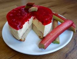 Rhabarbercremetorte mit Himbeeren Rhabarbercremetorte mit Himbeeren