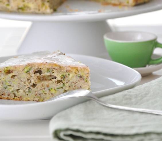 Zucchinikuchen mit Haselnüssen und Zuckerguss Rezept
