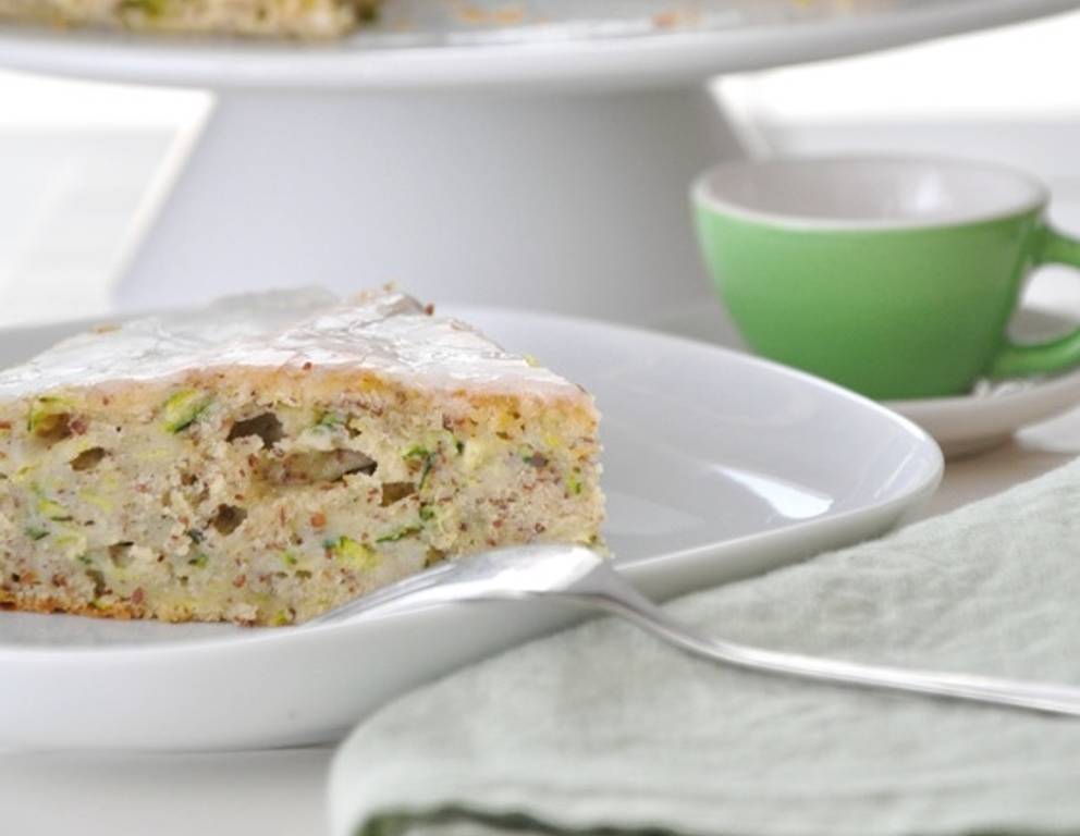 Zucchinikuchen mit Haselnüssen und Zuckerguss Zucchinikuchen mit Haselnüssen und Zuckerguss