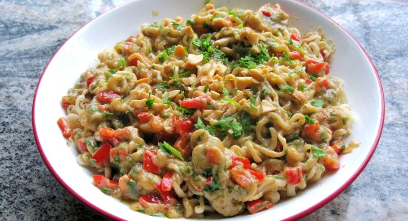 Nudeln mit Erdnusssauce Rezept - ichkoche.at Nudeln mit Erdnusssauce Rezept - ichkoche.at