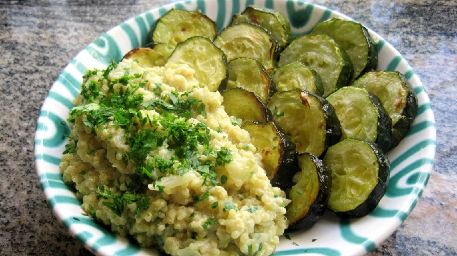 Quinoa mit gegrillten Zucchini