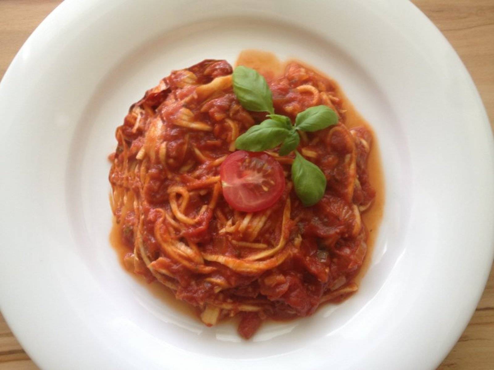 Tomatensauce mit Zucchinispaghetti