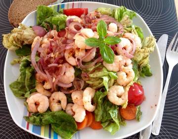 Sommersalat mit Garnelen Sommersalat mit Garnelen