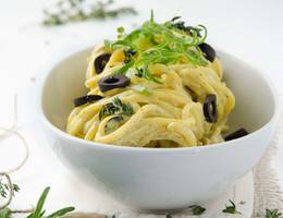 Spaghetti mit Curry, Oliven und Kräutern Spaghetti mit Curry, Oliven und Kräutern