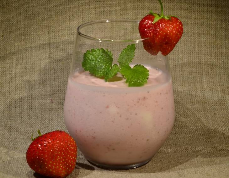 Limetten-Topfencreme mit Erdbeeren Limetten-Topfencreme mit Erdbeeren