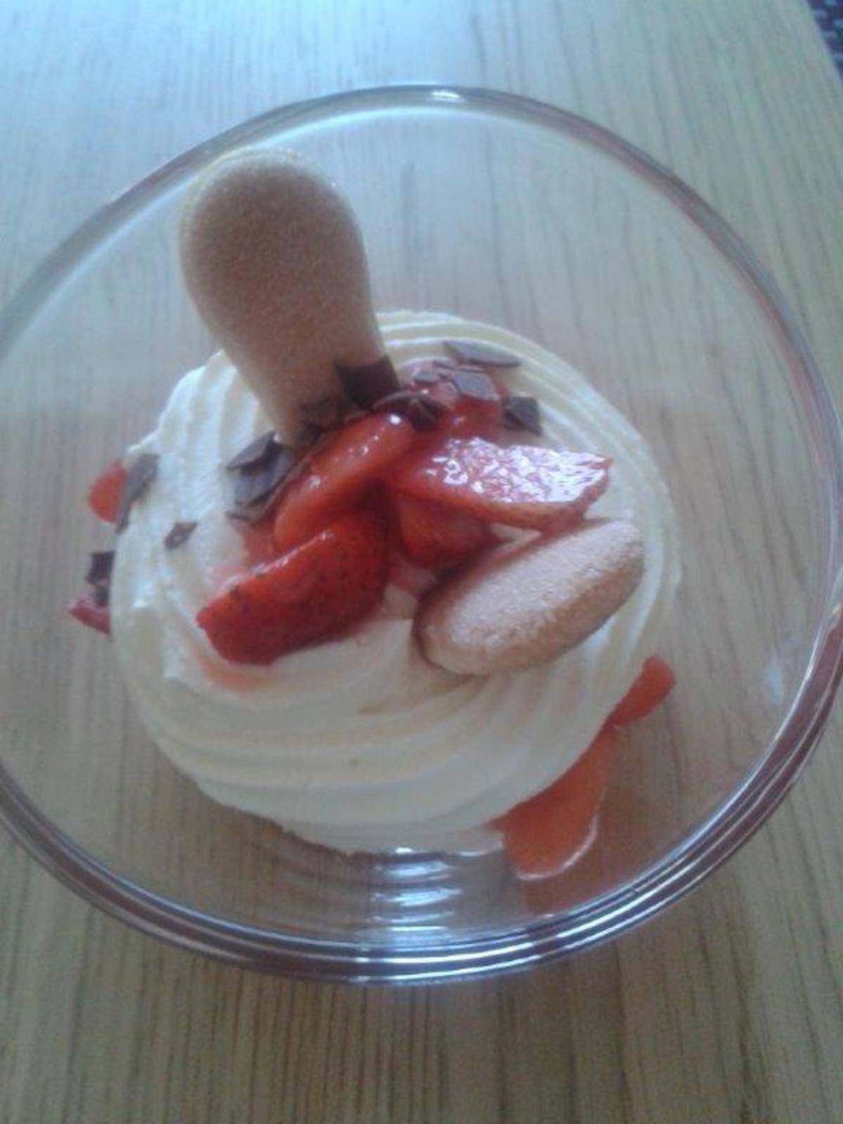 Erdbeertiramisu mit Sauerrahm Rezept - ichkoche.de Erdbeertiramisu mit Sauerrahm Rezept - ichkoche.de