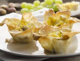 Strudelschüsserl mit Maroni, Kartoffeln und Weintrauben Strudelschüsserl mit Maroni, Kartoffeln und Weintrauben