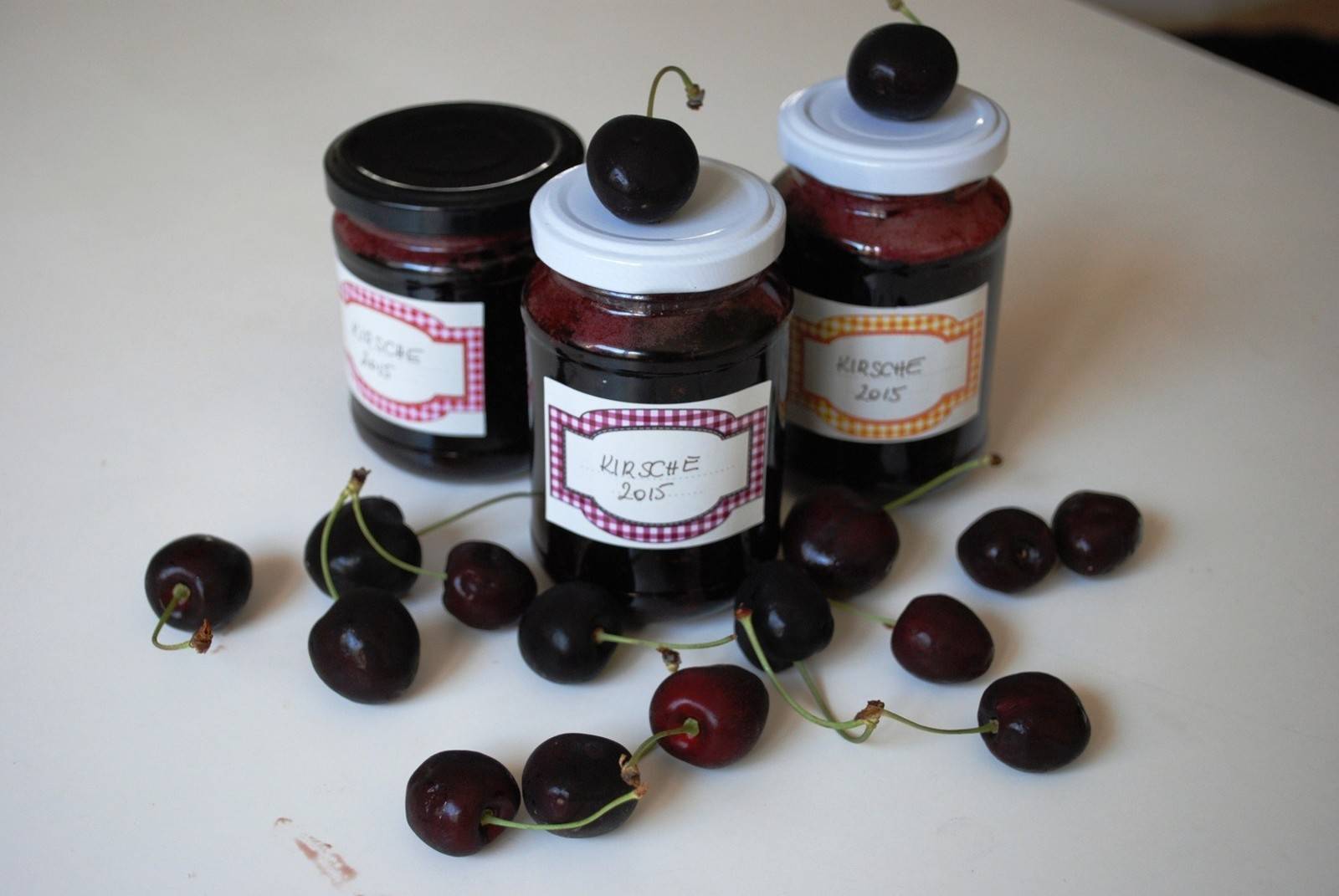 Kirschenmarmelade mit Schuß