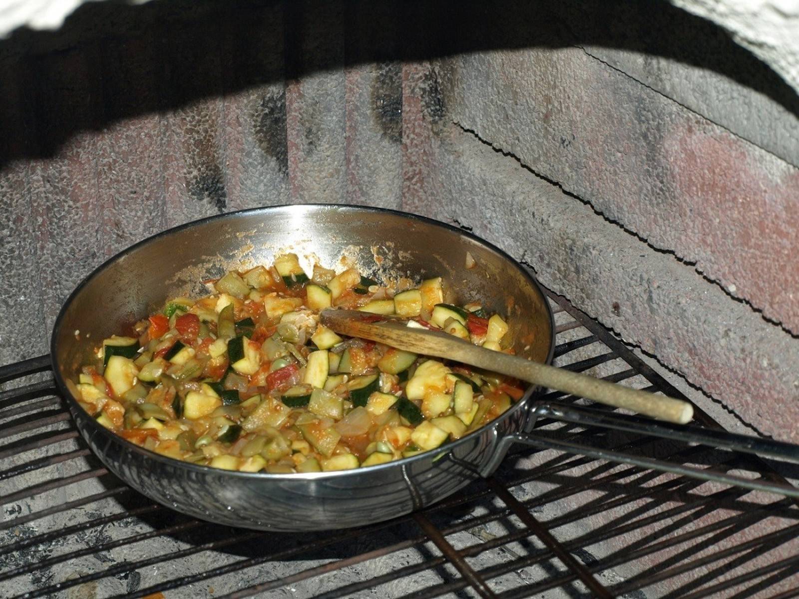 Zucchini-Zuckererbsen-Tomatengemüse