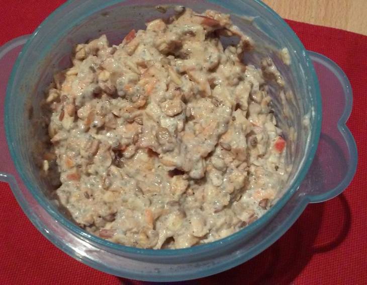Frühstücksmüsli mit Topfen, Karotten und Apfel Frühstücksmüsli mit Topfen, Karotten und Apfel