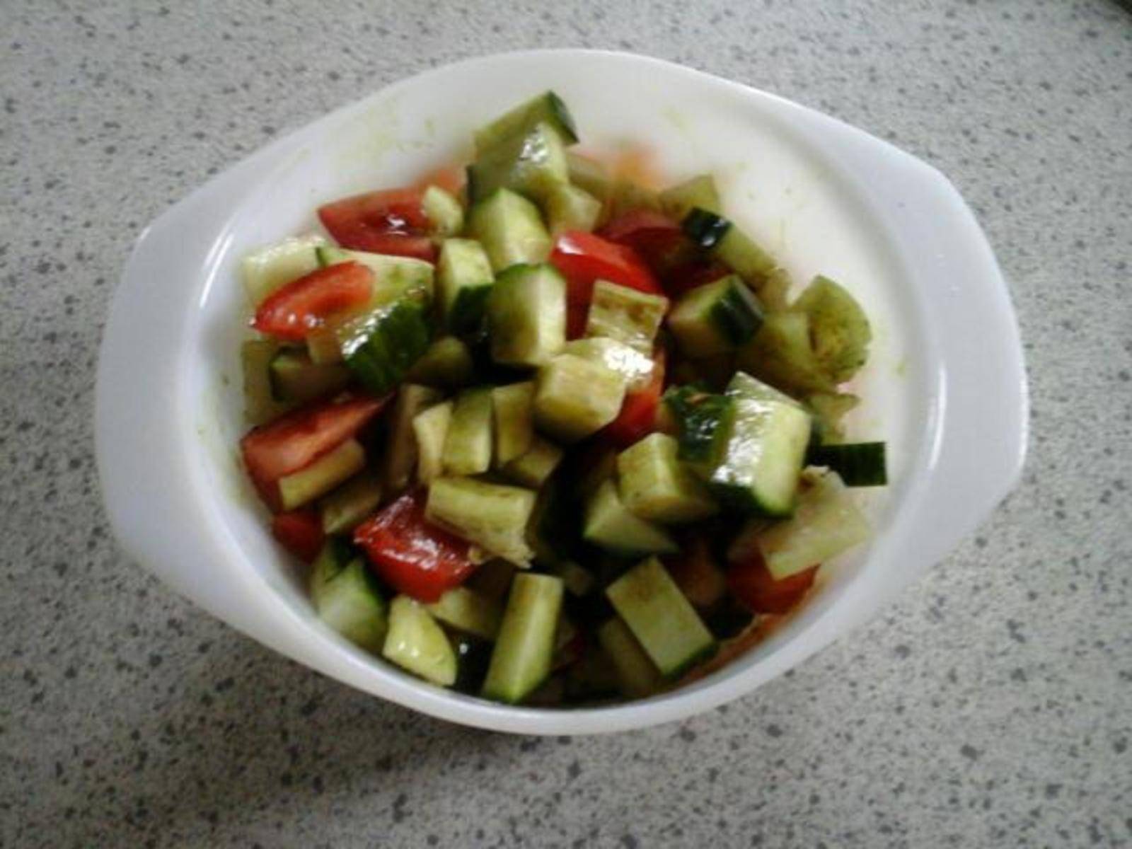Gurke-Paprika-Tomatensalat Rezept - ichkoche.de Gurke-Paprika-Tomatensalat Rezept - ichkoche.de